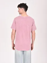 Remera negra con estampa rectangular con diseño abstracto de líneas blancas y texto "Break All The Rules New York City".