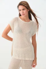 Remera de tejido calado color crudo, de corte recto y mangas cortas.