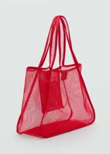 Bolso shopper rojo de malla con bolsillo interior y doble asa.