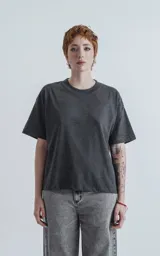 Remera manga corta gris oscuro, de cuello redondo y calce boxy fit.