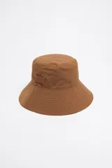 Gorro tipo bucket color marrón confeccionado en gabardina con etiqueta de piel logotipada.