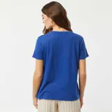 Remera azul de lino con escote en V y mangas cortas.