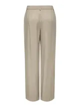Pantalón de pierna ancha color beige, con cierre de botón y cremallera, cintura media y presillas para cinturón.