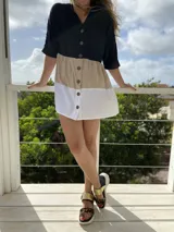 Camisero de tres colores, con botones frontales y corte holgado, ideal para los días cálidos.