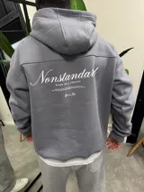 Canguro gris con capucha y estampado en la espalda con la inscripción "Nonstandar based on a concept".