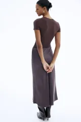 Body de manga corta color marrón oscuro, con escote redondo y corte alto en la entrepierna.