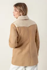 Campera marrón de cuero ovino con cuello y puños de piel sintética color crema, cierre frontal con cremallera y bolsillos laterales.
