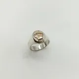 Anillo de plata 925 con aplique de corona de chef en oro 9k.
