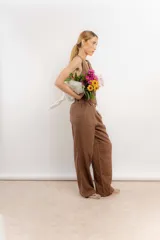 Chaleco marrón de lino con cuello en V y cierre frontal con botones.