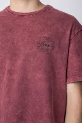 Remera gris con efecto gastado, corte semi-oversize y estampado pequeño en el pecho con un diseño de un girasol.