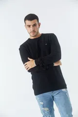 Sweater negro de algodón con cuello redondo y logo bordado en el pecho.