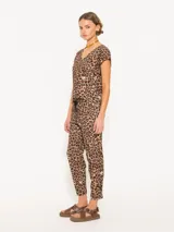 Remera de algodón con estampado animal print y flores blancas.
