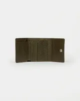 Billetera de cuero graneado color tostado con cierre clásico y diseño compacto.