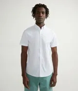 Camisa de hombre de manga corta, color blanco, con cuello abotonado y corte slim fit.