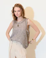 Musculosa gris de lino con cuello a la base y recortes laterales en lino de punto. Tiene un lavado fade teñido en frío que genera un efecto melange.