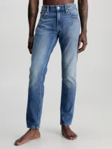 Jeans de corte recto, color azul medio, confeccionados en denim rígido de algodón, con bragueta de cremallera y diseño de cinco bolsillos.