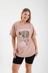 Remeron oversized color tostado con estampado de leopardo y texto en rosa.