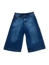 Bermuda de jean azul oscuro con lavado, corte muy ancho y largo hasta la mitad de la pantorrilla.