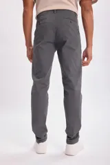 Pantalón chino gris oscuro de corte slim fit, con bolsillos laterales y traseros.