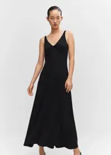Vestido midi negro de punto con escote en V, sin mangas y detalle de nudo en el busto.