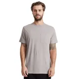 Remera gris de manga corta con bolsillo en el pecho.