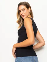 Musculosa celeste en tejido acanalado, con cuello a la base y sin mangas.