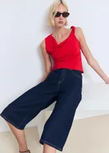 Top sin mangas color rojo, con cuello barco asimétrico y tirante fruncido.