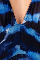 Kaftán largo con estampado abstracto en tonos azules y negros, con mangas amplias y escote en V con recogido frontal.