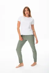 Remera blanca de corte clásico, confeccionada en algodón y elastano.