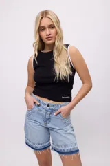 Musculosa blanca de lycra y algodón, con cuello y sisas ribeteadas en marrón y logo bordado en el frente.