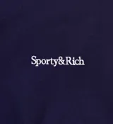 Short deportivo azul marino con logo de los Yankees bordado en blanco. Presenta tres rayas laterales en color blanco y rojo, y cintura elástica.