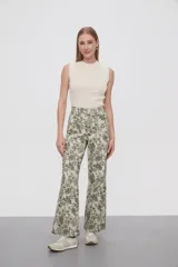 Pantalón recto con estampado floral en tonos verde y beige.