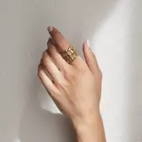 Anillo dorado con diseño geométrico calado.