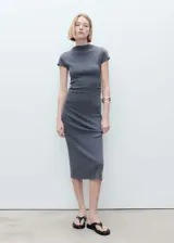 Vestido midi gris de corte ajustado, con cuello redondo y mangas cortas.