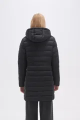 Campera negra larga con capucha, de poliamida con relleno y diseño acolchado horizontal.