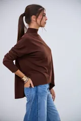 Sweater de punto color chocolate con cuello alto, mangas largas y corte holgado.