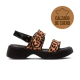 Sandalias de cuero con plataforma, tiras con estampado animal print y ajuste con hebilla.