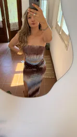 Conjunto de top bandeau y falda midi, con estampado degradado en tonos celeste, marrón y blanco.