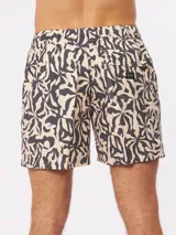Short de baño con estampado de hojas abstractas en tonos beige y gris oscuro, con cintura elástica ajustable con cordón.