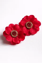 Caravanas de flor de tela roja con centro de resina y strass.