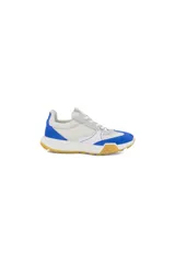 Zapatillas Ecco Retro Sneaker con capellada de malla blanca, superposiciones de cuero y gamuza en gris y azul. Suela de goma color caramelo.