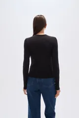 Remera negra de manga larga, corte ajustado y cuello redondo.