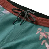 Short de baño verde con estampado de flores y cintura marrón.