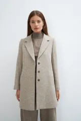 Tapado corto entallado color marrón claro con textura de espiga, cuello solapa y manga larga. Cierre frontal con botones.