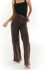 Pantalón de jean color marrón con corte recto y ruedo desflecado.