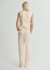 Pantalón de vestir color crema, de tiro alto y corte recto.