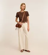 Blusa color verde oliva de mangas cortas con detalle de ganchillo en las mangas.