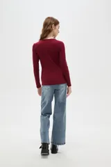 Remera manga larga de viscosa color blanco, ajustada al cuerpo y con cuello en V.