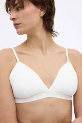 Bralette blanco de microfibra sin aro, con breteles finos y copas removibles.