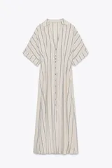 Vestido midi de rayas verticales color beige y negro, con cuello solapa, escote pico, manga corta y cierre frontal con botones.